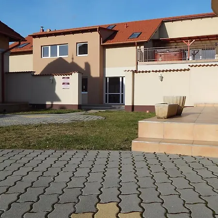 Holiday Wellness Apartman Apartment Hajduszoboszlo